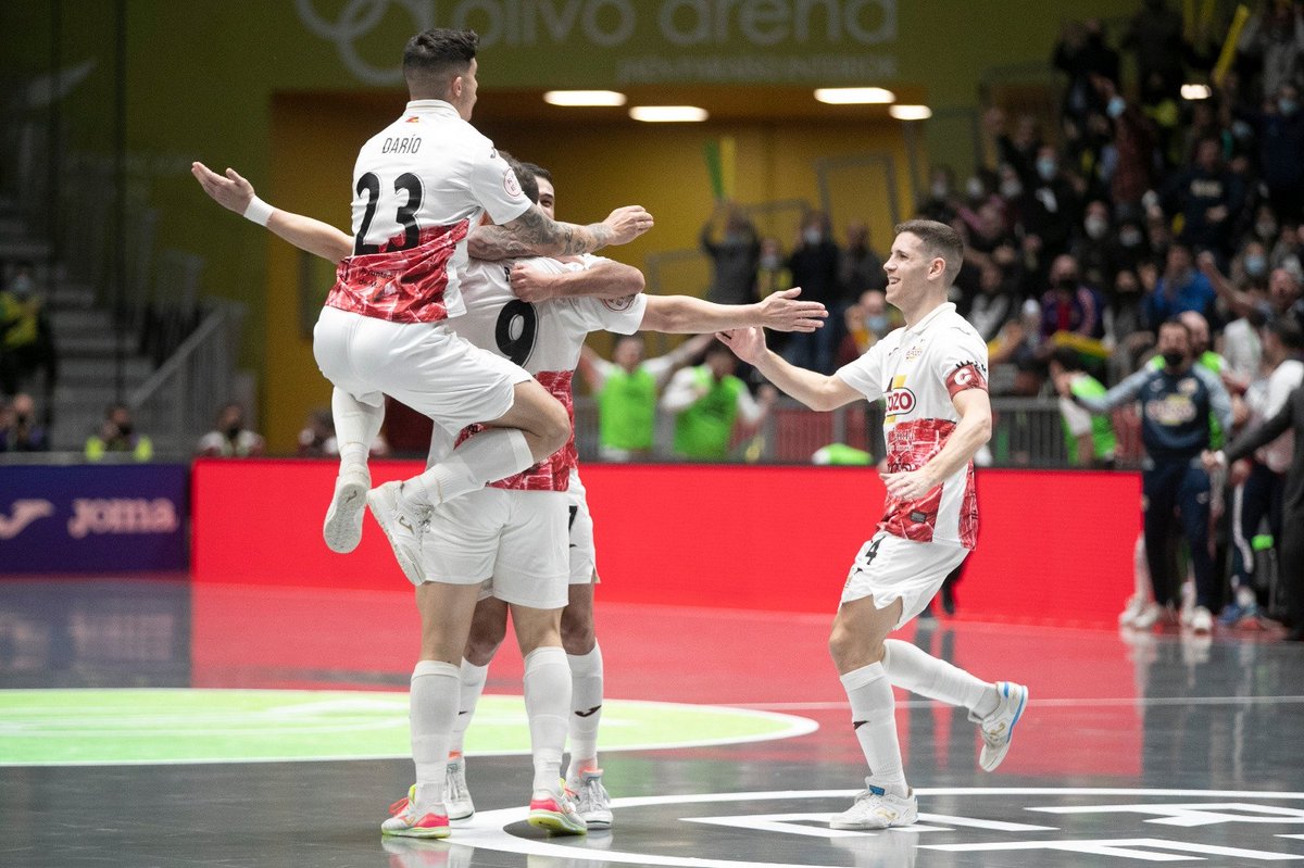 ElPozoMurcia_FS's tweet photo. 🏆💪 Cuando lo das todo, TODO, con lucha y esfuerzo por tu equipo, tu camiseta, tu afición y por MURCIA... 

𝗦𝗜𝗘𝗡𝗧𝗘𝗦 𝗢𝗥𝗚𝗨𝗟𝗟𝗢 

¡Estamos muy vivos! https://t.co/o5WLeIaFk1
