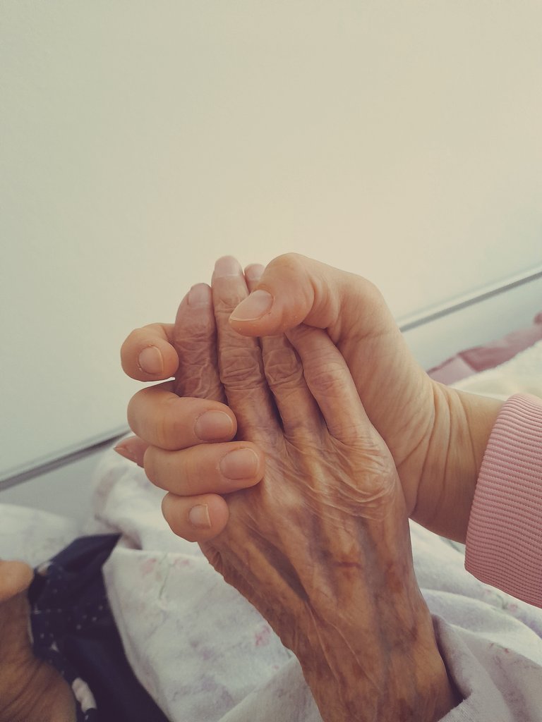 Cry_mo78's tweet photo. Queste sono le mani di una #GrandeDonna
Queste sono le mani della #miaNonna
Queste sono mani che hanno lavorato, cullato, accarezzato, abbracciato 💖
Sei una donna meravigliosa 💞
Sei il #MIOTesoro
#prendimipermano
#lamiaNonna
#GrandeTesoro
💓💗💞💖💕🥰💓💗💞💖💕🥰 https://t.co/RNGLPQsamG