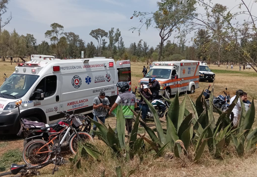 SGIRPC_CDMX's tweet photo. Equipos de emergencia atienden el reporte de volcadura de un trenecito que opera como atracción al interior del Bosque de Aragón, en Avenida 510 y Avenida 412, col. San Juan de Aragón IV Sección, @TuAlcaldiaGAM. https://t.co/3KHKL5Haer
