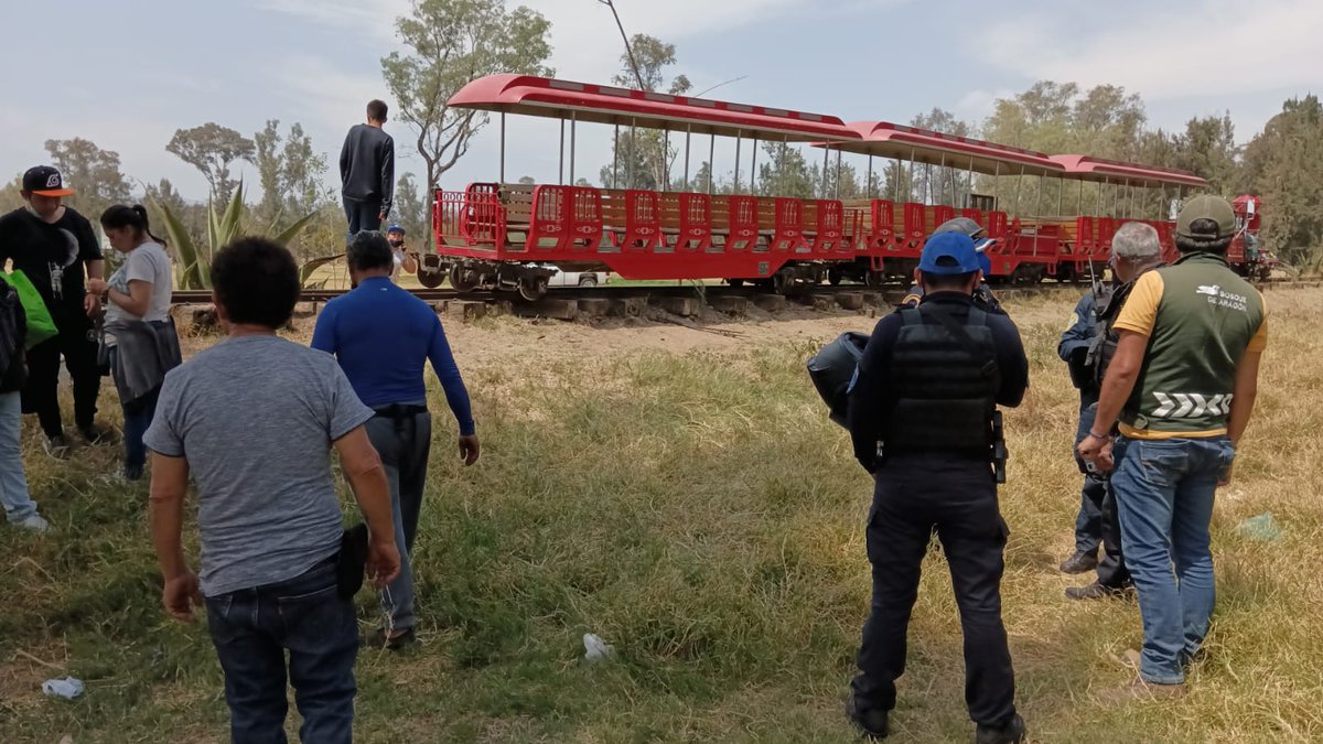 SGIRPC_CDMX's tweet photo. Equipos de emergencia atienden el reporte de volcadura de un trenecito que opera como atracción al interior del Bosque de Aragón, en Avenida 510 y Avenida 412, col. San Juan de Aragón IV Sección, @TuAlcaldiaGAM. https://t.co/3KHKL5Haer