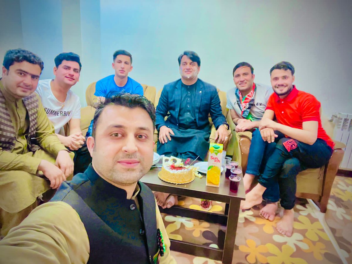 Attaullahkhogya's tweet photo. د خوږ ملګري ادريس کاليزه مو ونمانځله، څښتن تعالی ج دې ورته پاتې عمر له سوکالۍ او بشپړې روغتيا ډک تير کړي، سړي ټينګار وکړ چې دقيق عمر مې ونه ليکې، ما ورته ووې بيخي سمه ده، هيچا ته حل نه وايم چې ته 43 نه رښتيا 34 کلن شوې😝
Mubarak 🎊🎉 https://t.co/EquK8NamX9