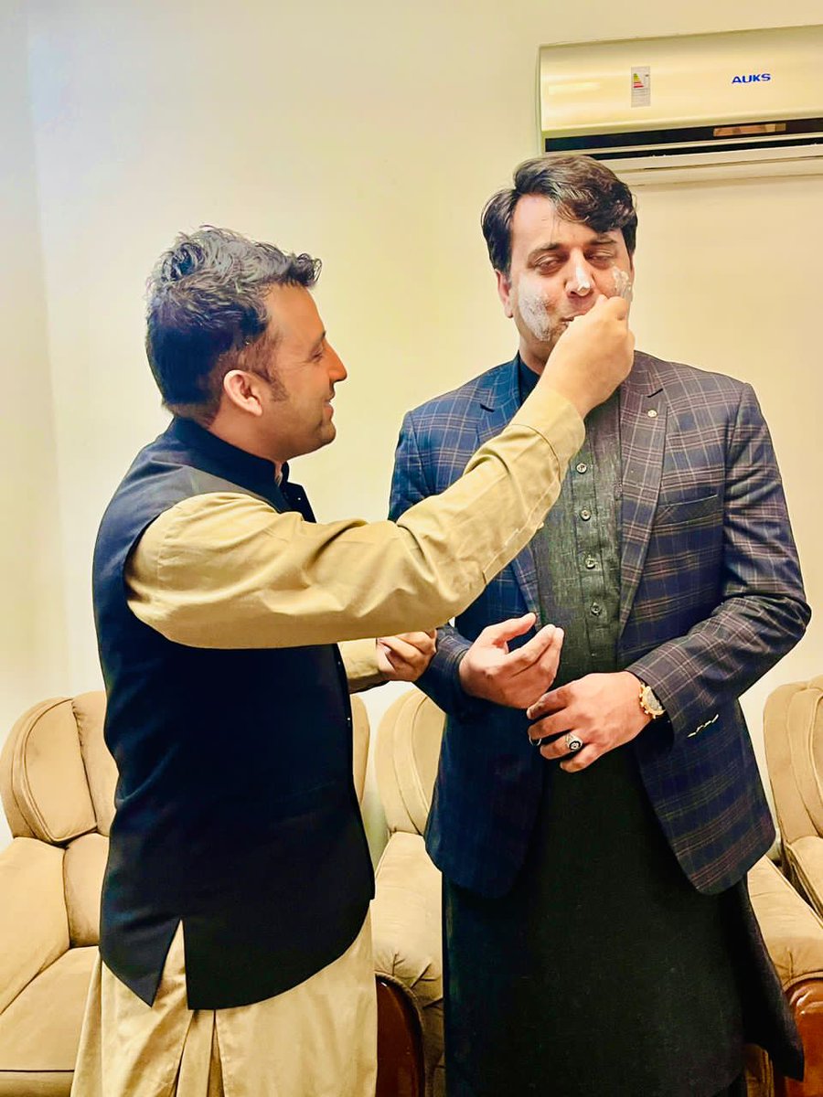 Attaullahkhogya's tweet photo. د خوږ ملګري ادريس کاليزه مو ونمانځله، څښتن تعالی ج دې ورته پاتې عمر له سوکالۍ او بشپړې روغتيا ډک تير کړي، سړي ټينګار وکړ چې دقيق عمر مې ونه ليکې، ما ورته ووې بيخي سمه ده، هيچا ته حل نه وايم چې ته 43 نه رښتيا 34 کلن شوې😝
Mubarak 🎊🎉 https://t.co/EquK8NamX9