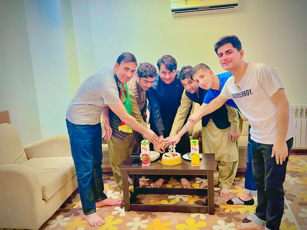 Attaullahkhogya's tweet photo. د خوږ ملګري ادريس کاليزه مو ونمانځله، څښتن تعالی ج دې ورته پاتې عمر له سوکالۍ او بشپړې روغتيا ډک تير کړي، سړي ټينګار وکړ چې دقيق عمر مې ونه ليکې، ما ورته ووې بيخي سمه ده، هيچا ته حل نه وايم چې ته 43 نه رښتيا 34 کلن شوې😝
Mubarak 🎊🎉 https://t.co/EquK8NamX9