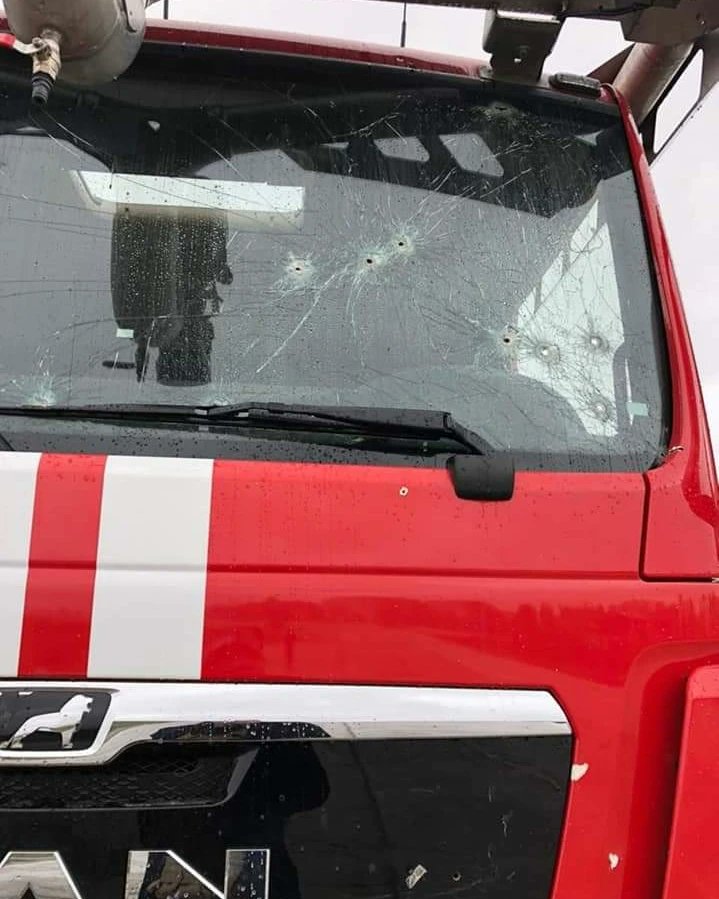 O exército russo, destruiu vários veículos dos Bombeiros de Gostomel, na Ucrânia. 

Um ato cruel e inqualificável por parte de um exército criminoso e que comete crimes de guerra constantemente, contra Bombeiros e civis.