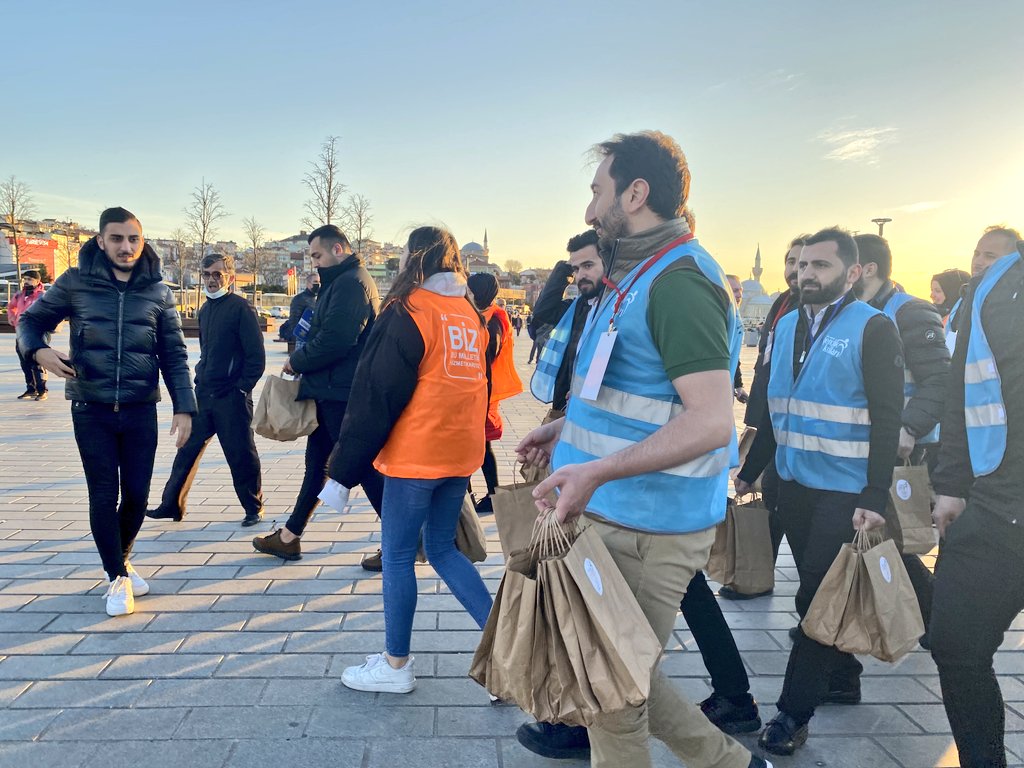 Siz evlerinize yetişemezseniz biz size yetişiriz 💪

İstanbul gençliği olarak #iftara5kala vatandaşlarımıza ikramlarda bulunduk. Çünkü #Ramazan paylaşmaktır ❤️