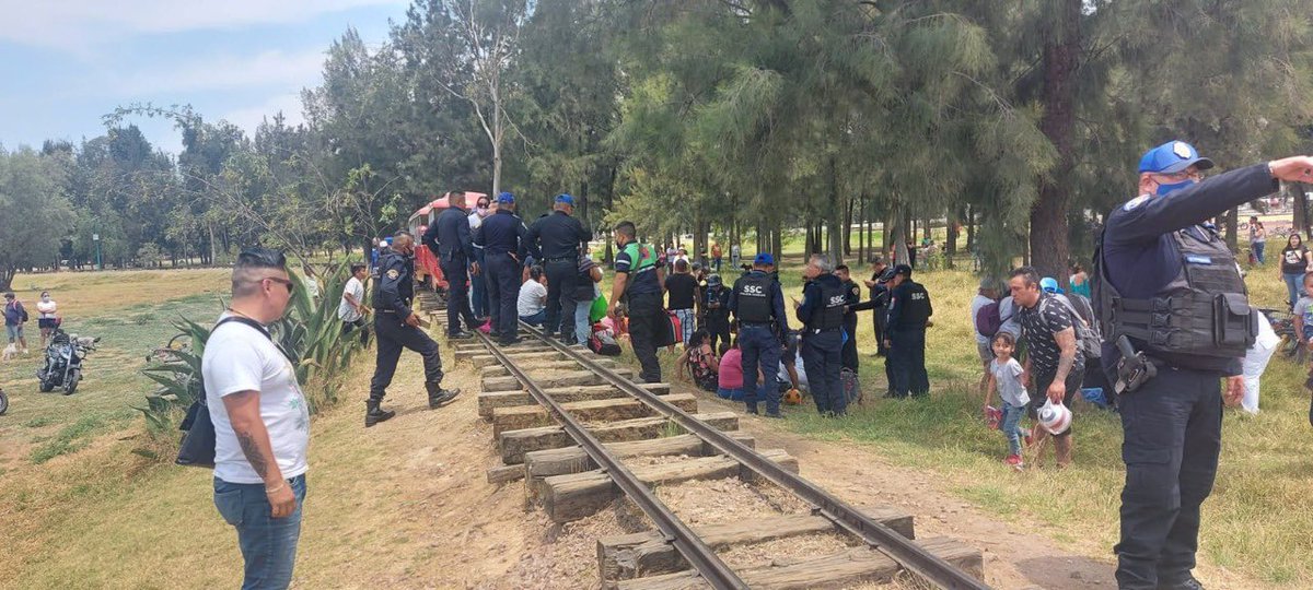 israellorenzana's tweet photo. #ATENCIÓN Un saldo de 10 personas lesionadas dejo el descarrilamiento del trenecito turístico que corre en el interior del bosque de Aragon en la alcaldía #GAM, los servicios de emergencia laboran en el lugar, varios menores de edad entre los lesionados #CDMX @warkentin https://t.co/zm795KYeoO