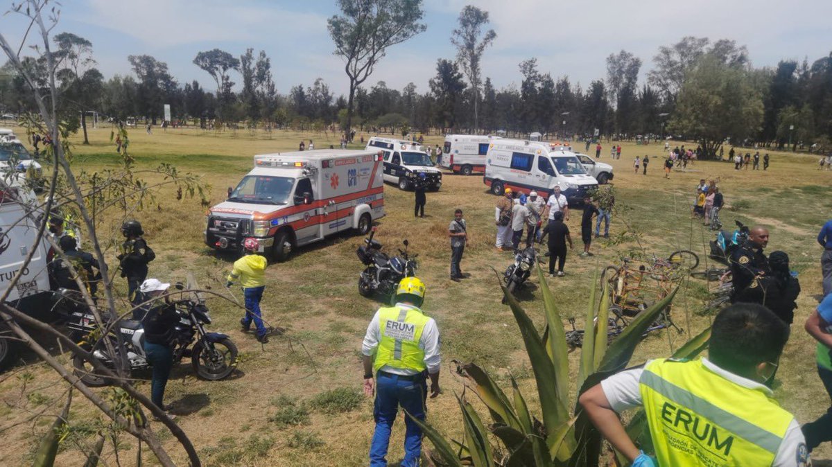 israellorenzana's tweet photo. #ATENCIÓN Un saldo de 10 personas lesionadas dejo el descarrilamiento del trenecito turístico que corre en el interior del bosque de Aragon en la alcaldía #GAM, los servicios de emergencia laboran en el lugar, varios menores de edad entre los lesionados #CDMX @warkentin https://t.co/zm795KYeoO