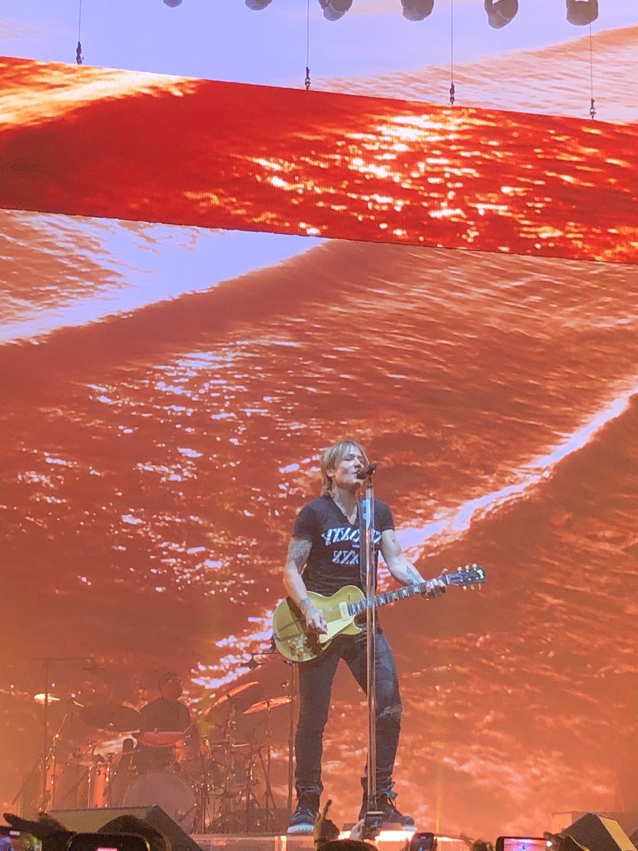 tashaterry's tweet photo. Great weekend in Vegas seeing these two amazing artists!! Shows were🔥🔥@carrieunderwood on Friday night and @KeithUrban on Saturday!! https://t.co/eKCupTx9wV