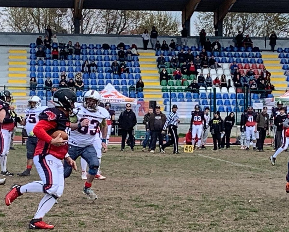 ezack's tweet photo. Domenica pomeriggio in tribuna allo Stadio ‘Gaetano Scirea’ con il gruppo di Impronte Diverse in versione tifosi per il primo Martesana Bowl, incontro di football americano a scopo benefico organizzato dai @DaemonsAFT https://t.co/38lUFtc9mz
