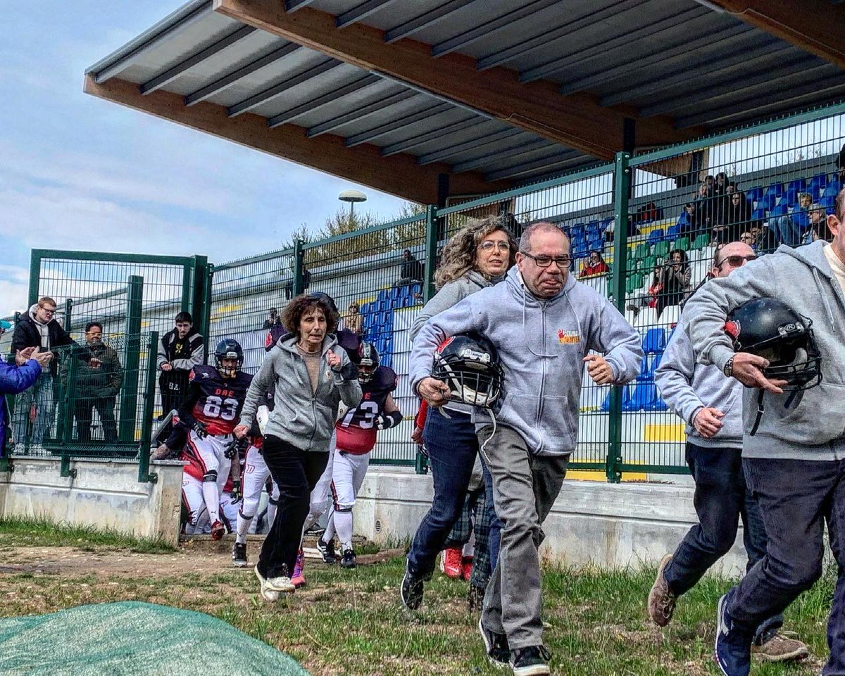 ezack's tweet photo. Domenica pomeriggio in tribuna allo Stadio ‘Gaetano Scirea’ con il gruppo di Impronte Diverse in versione tifosi per il primo Martesana Bowl, incontro di football americano a scopo benefico organizzato dai @DaemonsAFT https://t.co/38lUFtc9mz