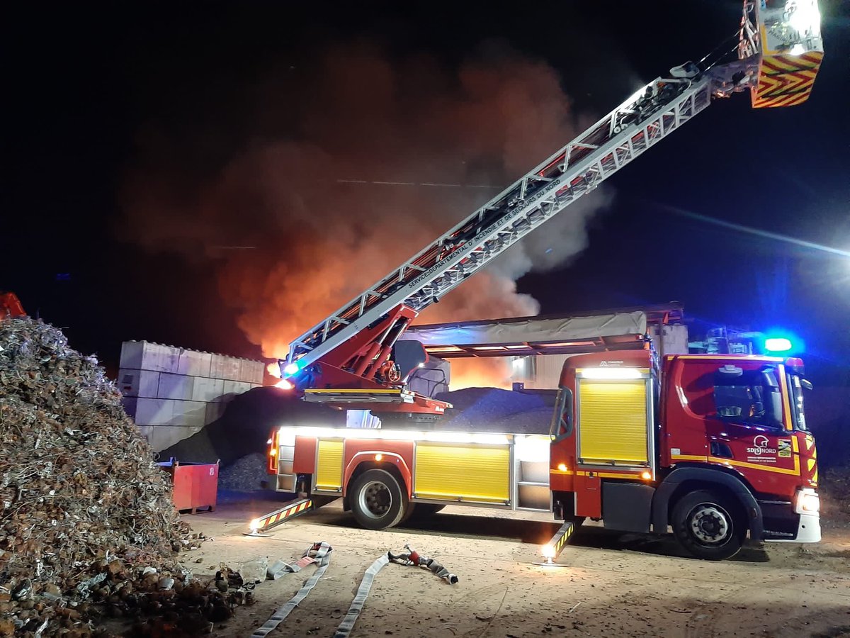 Sdis59's tweet photo. [Incendie - Saint-Saulve]

Les #sapeurspompiers luttent actuellement contre un incendie de matériaux divers, et en plein air.

Deux lances sont en action, ainsi qu’un fourgon mousse grande puissance #FMOGP, le tout sous le commandement d’un chef de colonne.

📸JP d’Ettore. https://t.co/D53THuBdDk