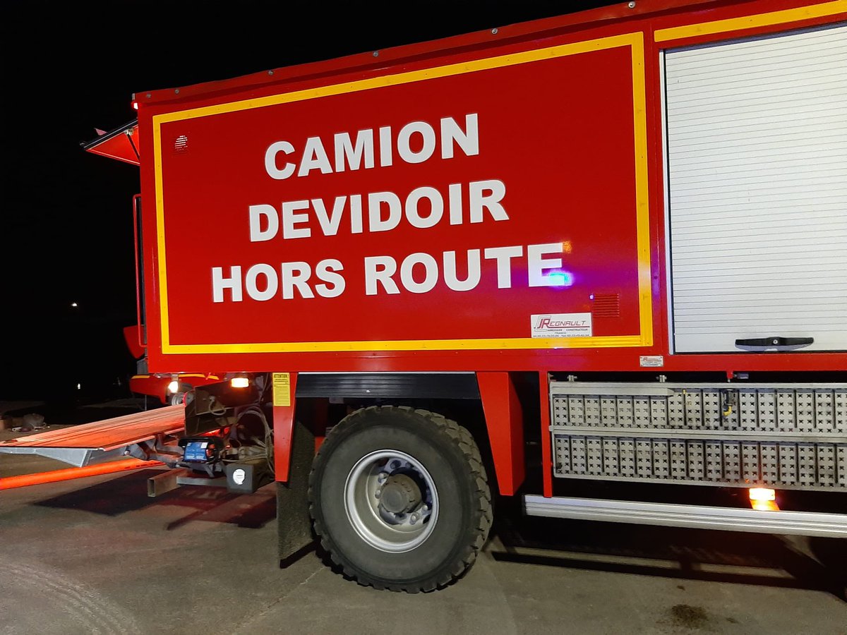 Sdis59's tweet photo. [Incendie - Saint-Saulve]

Les #sapeurspompiers luttent actuellement contre un incendie de matériaux divers, et en plein air.

Deux lances sont en action, ainsi qu’un fourgon mousse grande puissance #FMOGP, le tout sous le commandement d’un chef de colonne.

📸JP d’Ettore. https://t.co/D53THuBdDk