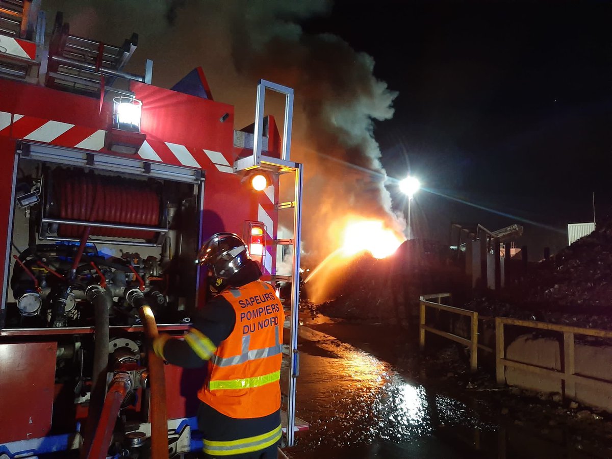 Sdis59's tweet photo. [Incendie - Saint-Saulve]

Les #sapeurspompiers luttent actuellement contre un incendie de matériaux divers, et en plein air.

Deux lances sont en action, ainsi qu’un fourgon mousse grande puissance #FMOGP, le tout sous le commandement d’un chef de colonne.

📸JP d’Ettore. https://t.co/D53THuBdDk