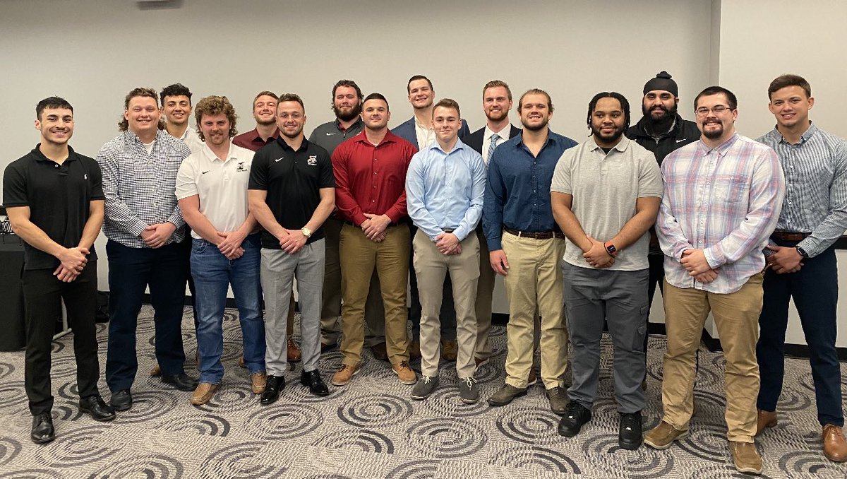 KeeversChris's tweet photo. 2021 UINDY Football Seniors. 40-9, 3 GLVC Championships, 3 NCAA Playoff appearances, 1 GLVC playoff appearance. https://t.co/UoGHuYCh6I