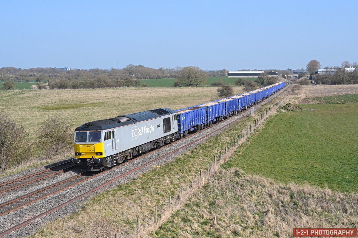 60029 'Ben Nevis' tackles the curve on the approach to Kirby Bellars, near Melton Mowbray, on 26th March 2022 with the 6M89 09:01 Middleton Towers - Ravenhead loaded sand. @DCRail2018