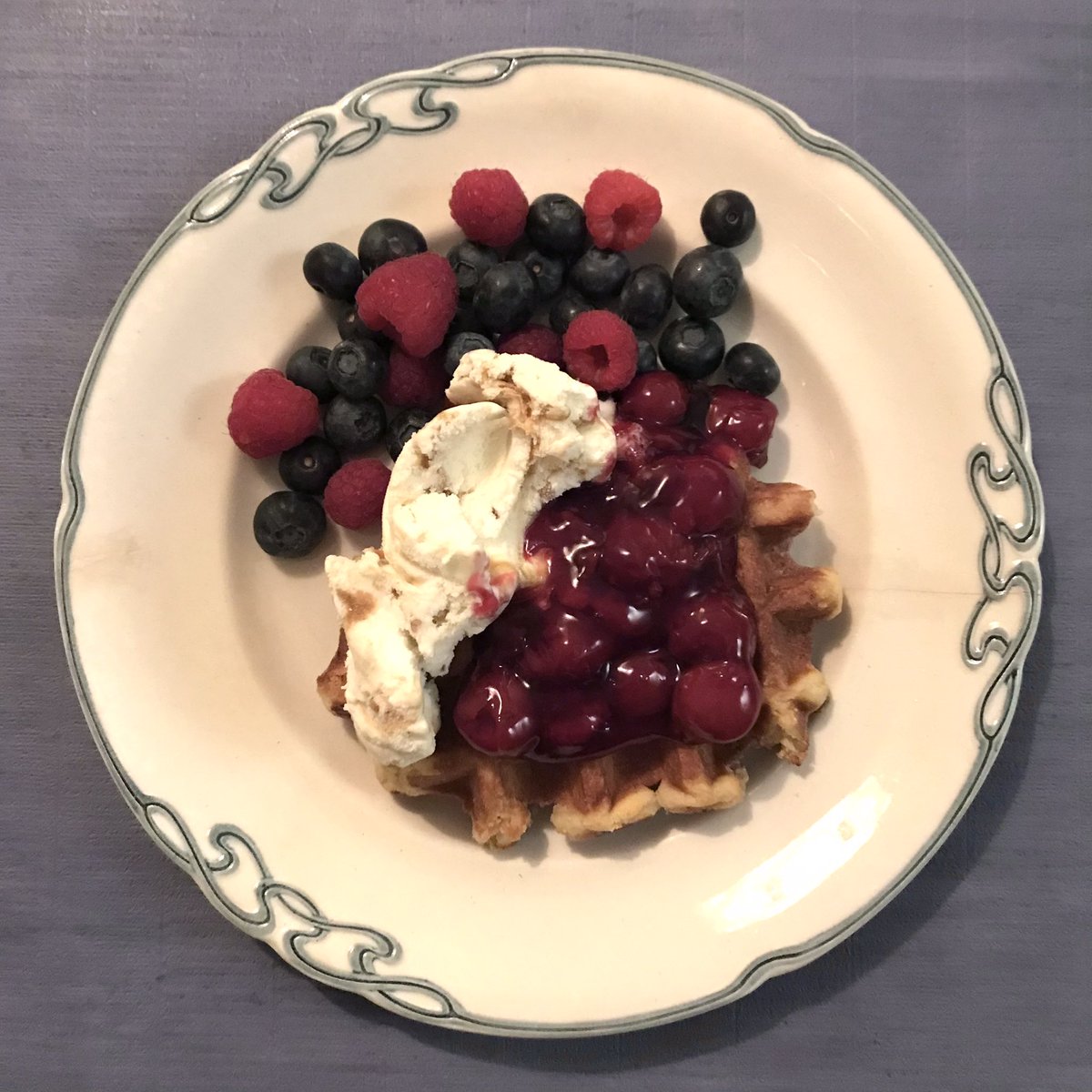 Mijn verjaardagstoetje op een antiek bord ‘Blaue Olga’ dat ik kado kreeg van het MUTEK (Museum van Toegepaste Europese Kunst). Blaue Olga werd rond 1900 ontworpen door Joseph Maria Olbrich. Mmmmmmmm……