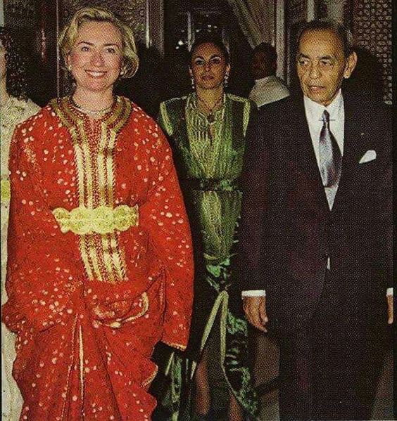imalaoui's tweet photo. @algerian_roots Notre roi hassan 2 avait offert 3 caftans à l'épouse de boukhrouba comme d'habitude lors de sa visite au palais du Maroc 🤣 toutes les reines princesses stars qui ont visité le Maroc ont reçu des caftans en cadeau et c'est toujours le cas. https://t.co/ld5qIajzXJ