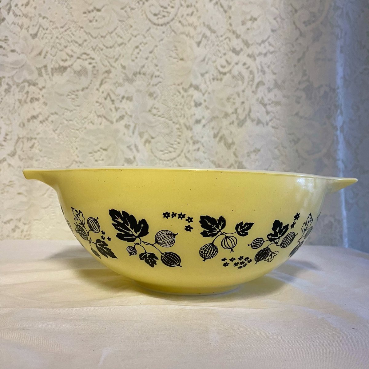 beautiqueisle's tweet photo. Check out Vintage Pyrex 4 Quart Mixing Bowl #444 Cinderella Gooseberry Black on Yellow https://t.co/J4qU5kFfp4 #eBay via @eBay #pyrex #pyrexgooseberry https://t.co/xTsOjAzm1H