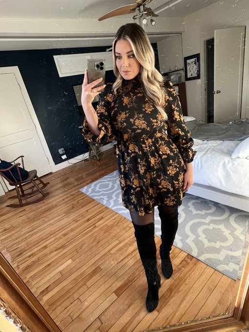 Dusty mirror selfie https://t.co/BkaA1cQurD