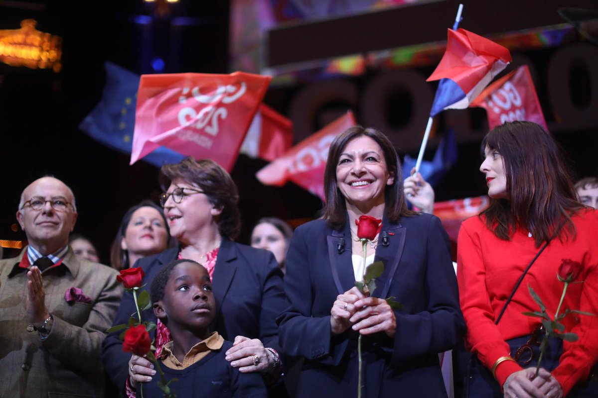 joaquimtimoteo's tweet photo. Les socialistes des Hauts de Seine nombreux au meeting @Anne_Hidalgo 
Ensemble, changeons d’avenir ! 
"Nous voulons que la #République tienne mieux sa promesse de liberté, d’égalité et de fraternité." 
Le 10 avril prochain : votons pour nos valeurs ! ✊🏽🌹
#Hidalgo2022 https://t.co/wVI1dQ8vQs