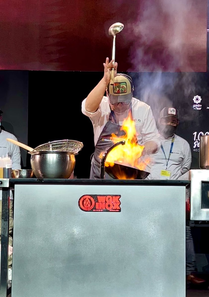 JCCapel's tweet photo. Los sabrosos platos de Jong Ping Zhang, maestro del wok en Madrid. Contundente pericia con la sartén china bajo columnas de fuego y humo. Una técnica milenaria rigurosamente moderna. Sabores, texturas y puntos de cocción medidos Restaurante @SoyKitchenmad  https://t.co/kJOdBDYkjQ https://t.co/NUBaaKP93S