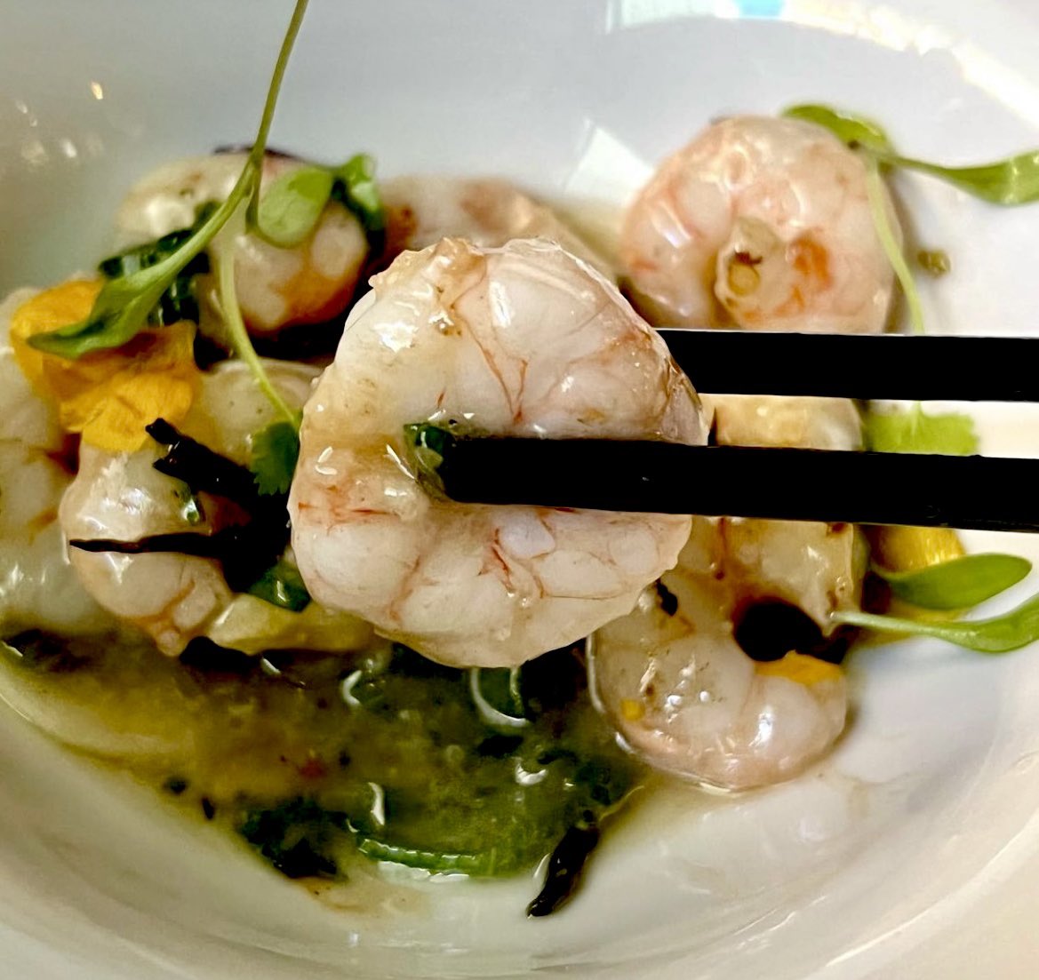 JCCapel's tweet photo. Los sabrosos platos de Jong Ping Zhang, maestro del wok en Madrid. Contundente pericia con la sartén china bajo columnas de fuego y humo. Una técnica milenaria rigurosamente moderna. Sabores, texturas y puntos de cocción medidos Restaurante @SoyKitchenmad  https://t.co/kJOdBDYkjQ https://t.co/NUBaaKP93S