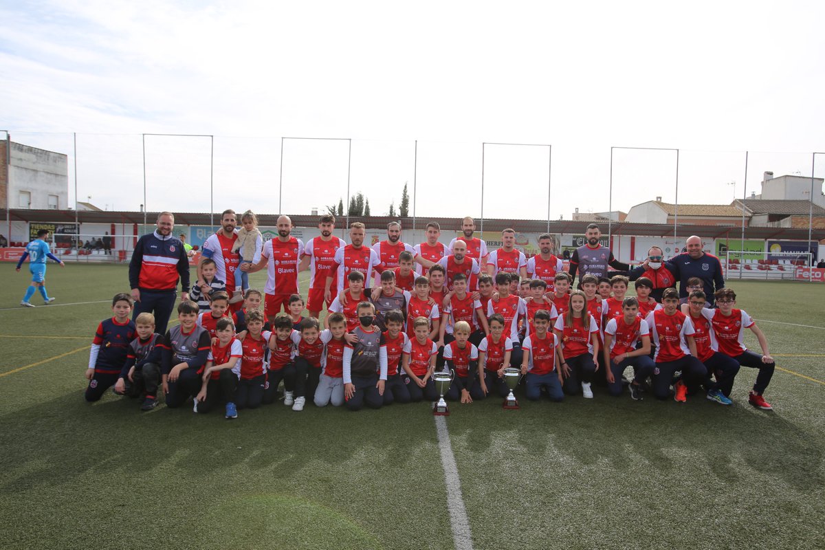 Hoy ha tocado pasillo a nuestra cantera, que orgullosos estamos de sus victorias y de este campeonato de liga. #Aúpasporting