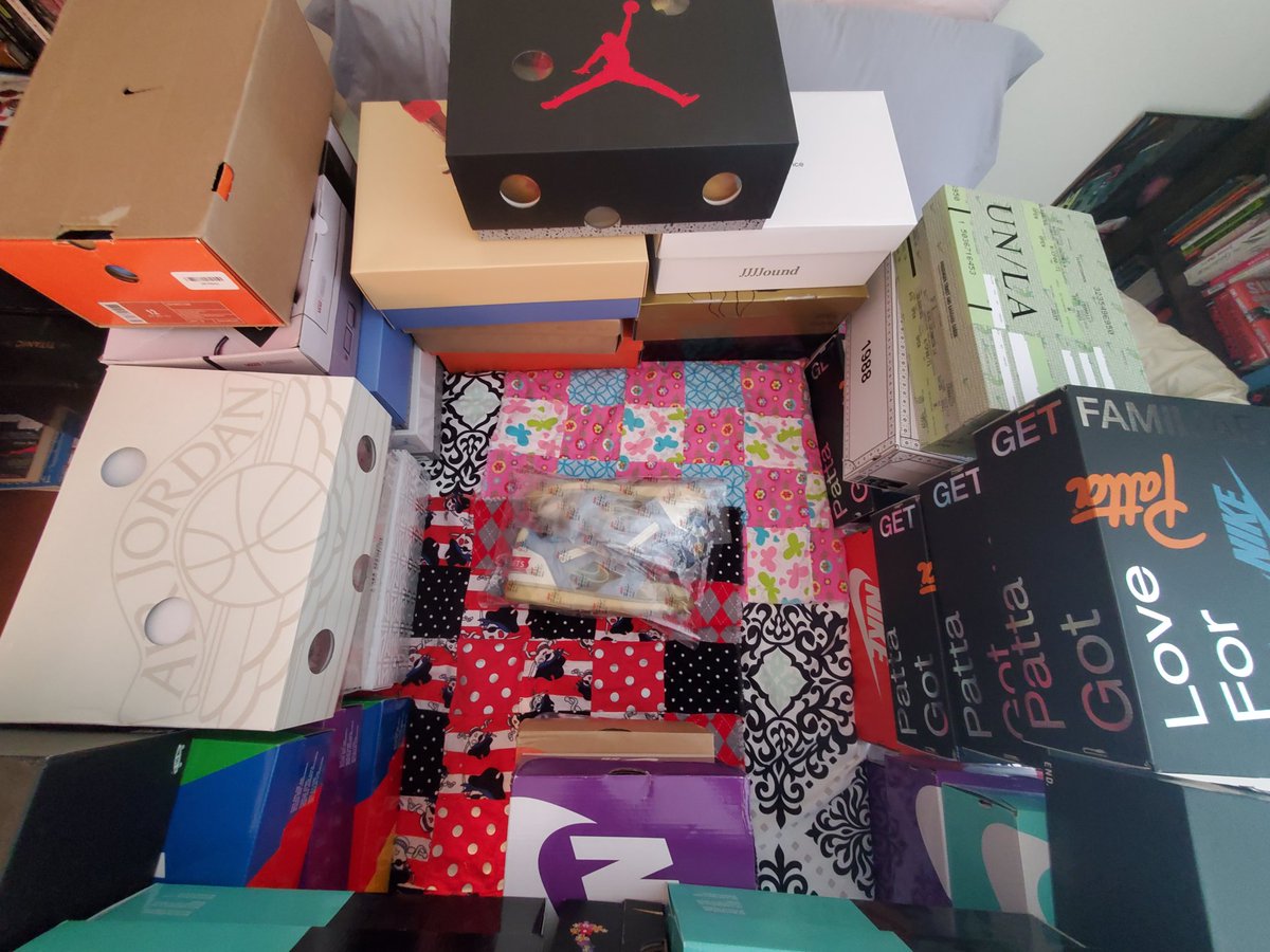 NygrenCassels's tweet photo. @atmos_usa Size 11.5

Got to build things to protect things sometimes. Built a fort out of my grails and then some to protect my Espo Air Force 2s.

#atmoscollectorsclub https://t.co/5Mpma7SiwF