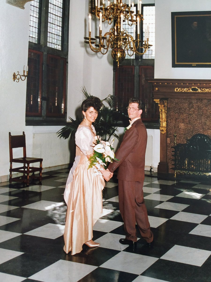 UitEtenInAmuse's tweet photo. 30 jaar geleden in het prachtige stadhuis van #denhaag #jonkies https://t.co/VN7acEEYDD