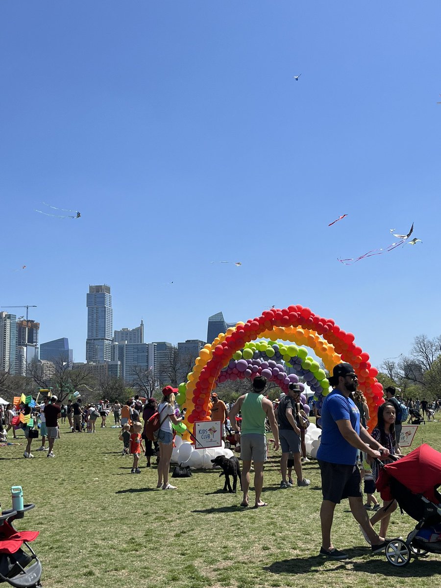LPVhouse's tweet photo. A beautiful day in Austin for hikes and kites! #whyaustin https://t.co/s5b19MSLvx