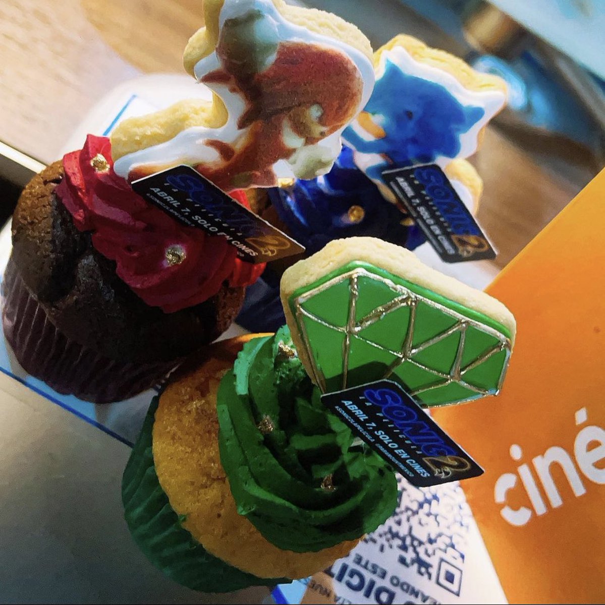 Kitsuoi1's tweet photo. Here is a cool looking #SonicMovie2 display and some cupcakes at a shopping mall in Mexico City, Mexico. These were at Oasis Coyoacán.

Photos taken by wycho19, aranzazuincera, grupolemongrass, and gum_ii from Instagram. https://t.co/CrwXOoWAsP