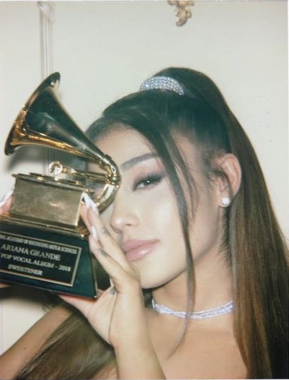 tracklist's tweet photo. 🚨 Ariana Grande NÃO comparecerá ao #Grammys https://t.co/nrfGZUOroT