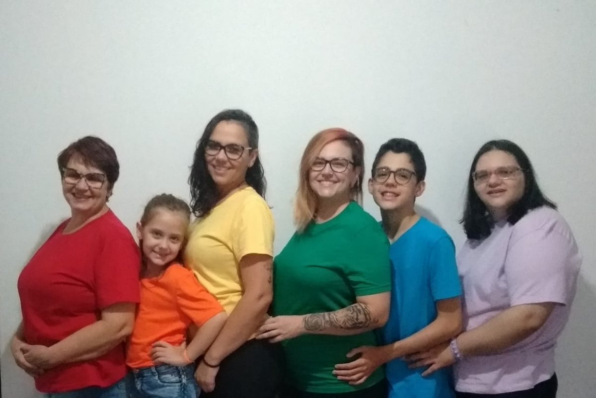 grasirec's tweet photo. Tinha q ser a viada pra convencer a família a formar a bandeira #LGBT https://t.co/81UXkCCzjb