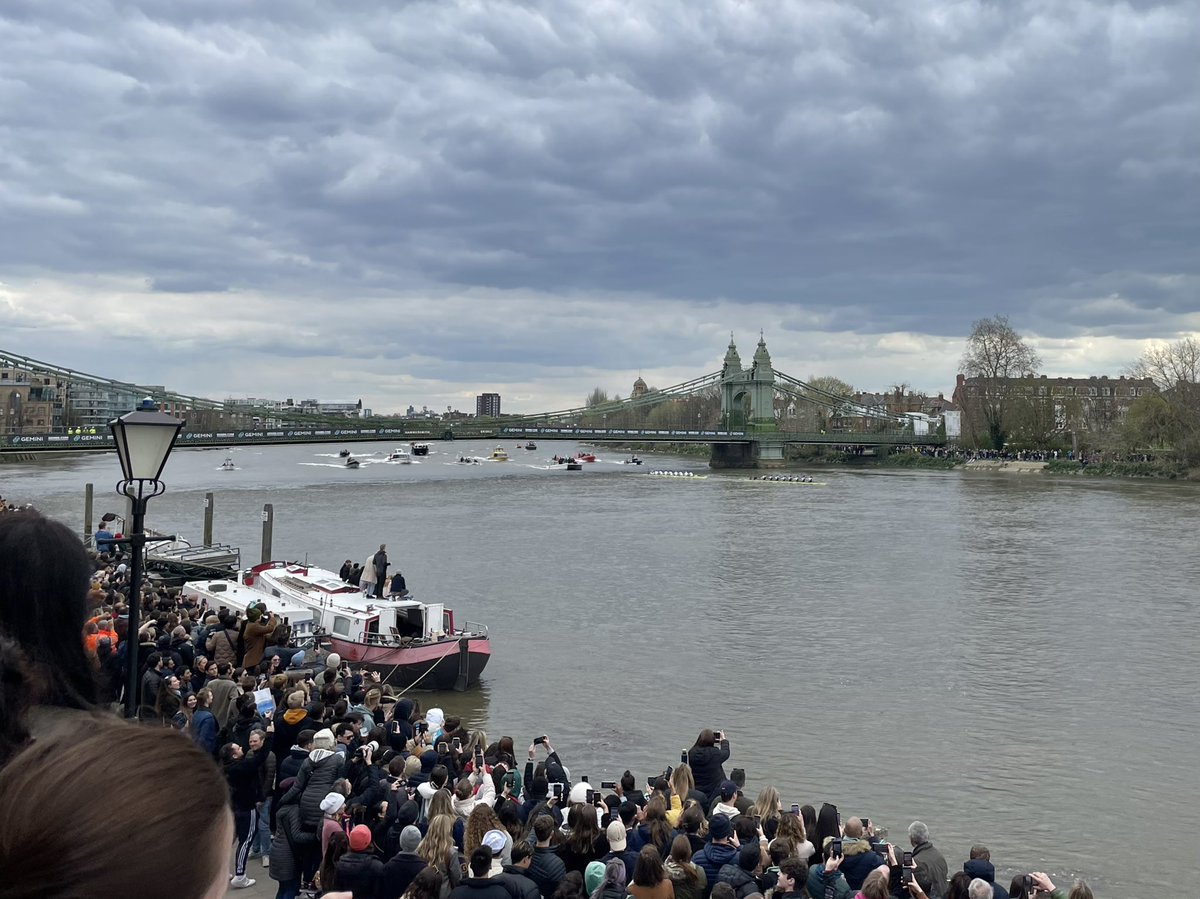 javieralbs's tweet photo. 🚣🏼 Después de 3 años y entre un gran ambiente de fiesta, este mediodía volvió al #TheChampionshipCourse del Támesis la famosa regata @theboatrace entre las universidades de Oxford y Cambridge. 

#boatrace2022 #rowinghome https://t.co/FGM2GmHxAa