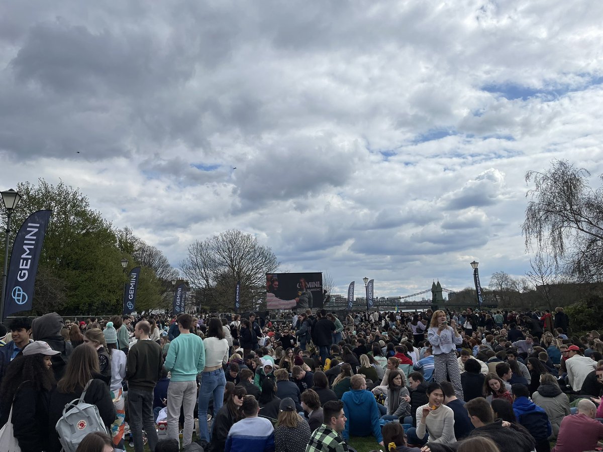 javieralbs's tweet photo. 🚣🏼 Después de 3 años y entre un gran ambiente de fiesta, este mediodía volvió al #TheChampionshipCourse del Támesis la famosa regata @theboatrace entre las universidades de Oxford y Cambridge. 

#boatrace2022 #rowinghome https://t.co/FGM2GmHxAa
