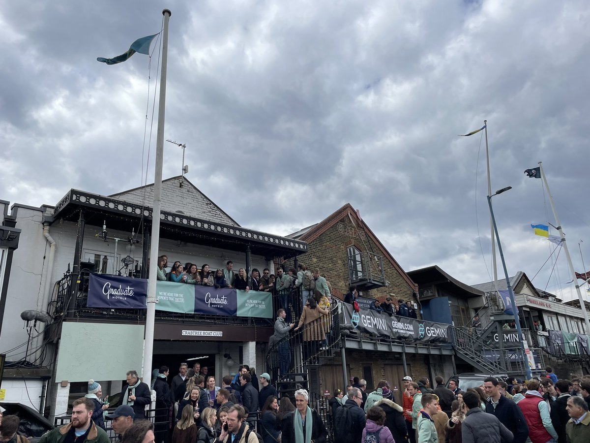 javieralbs's tweet photo. 🚣🏼 Después de 3 años y entre un gran ambiente de fiesta, este mediodía volvió al #TheChampionshipCourse del Támesis la famosa regata @theboatrace entre las universidades de Oxford y Cambridge. 

#boatrace2022 #rowinghome https://t.co/FGM2GmHxAa