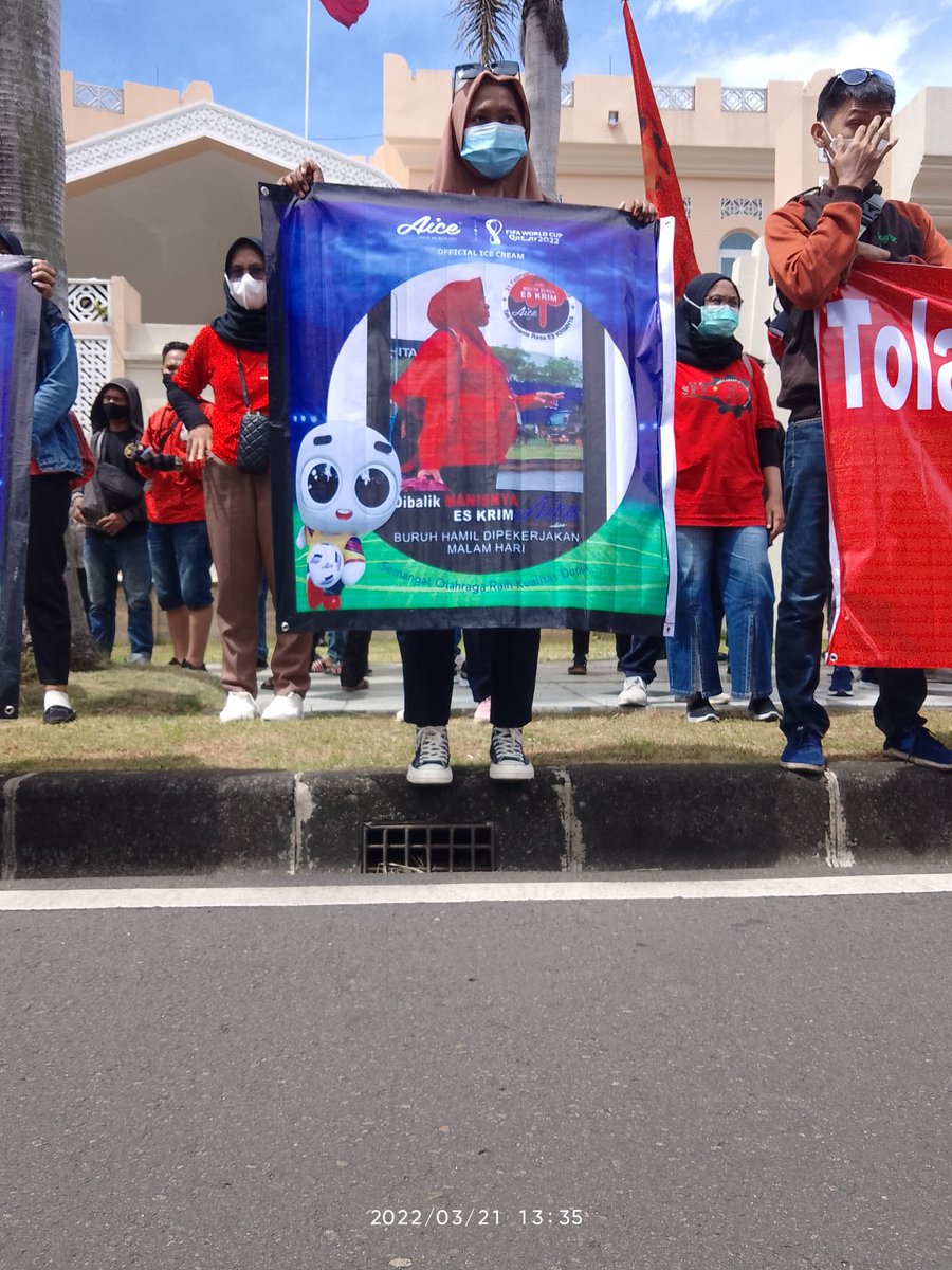 Ajatsetiaku2's tweet photo. Aice tidak pantas jadi sponsor piala dunia Qatar sedang kan nasib buruhnya di abaikan 20 kasus keguguran terhadap buruh hamil yang di duga di perkerjaan di malam hari dan mem-PHK sepihak buruhnya.
#TolakAICEsponsorpialaduniaQatar https://t.co/ixVI6IHecs
