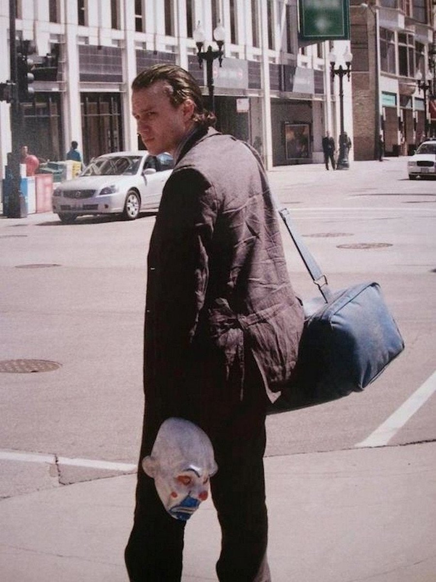 FilmsNostromo's tweet photo. 📸 HEATH LEDGER on the first day of shooting Christopher Nolan's 'THE DARK KNIGHT' (2008).

#HappyBirthdayHeathLedger #FilmTwitter #HeathLedger #Joker https://t.co/ElsSgMqqTs