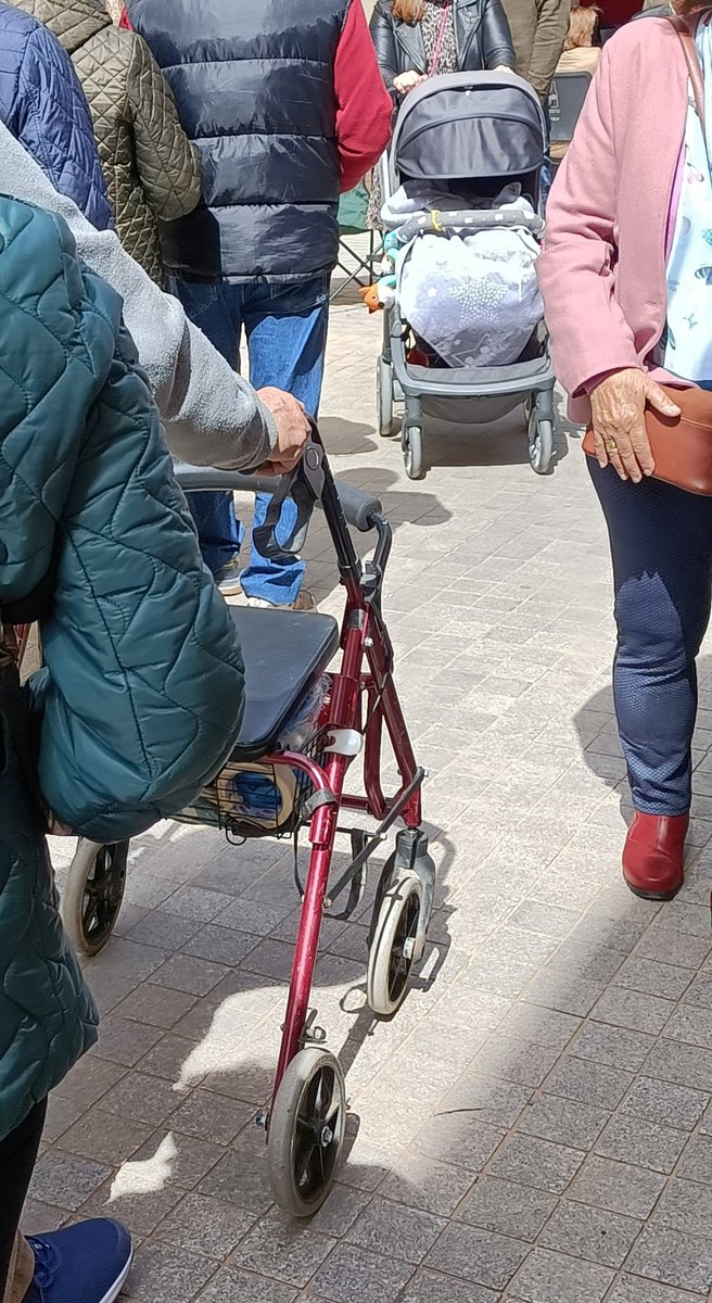 aurora_oa_'s tweet photo. Calles accesibles para todas las personas...Las necesitamos todas, cuando somos bebés, cuando llevamos a bebés, cuando vamos con maletas, cuando empezamos a ver mal, cuando empezamos a andar mal, cuando vamos con el carrito al súper. 
 Si piensas que no va contigo... Te equivocas https://t.co/VAAntZ3M74