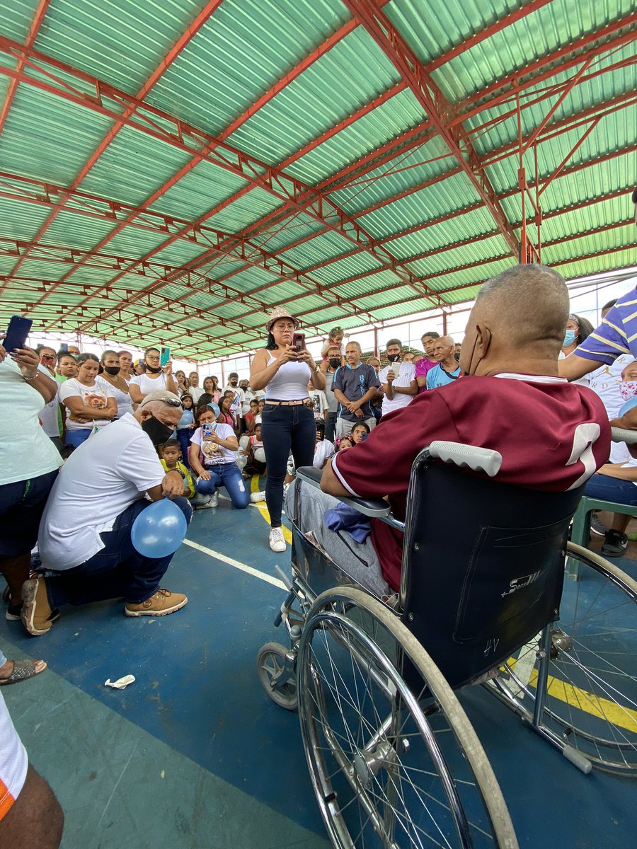 bguinand's tweet photo. La comunidad de Caucagüita rindió hoy un súper emotivo y merecido homenaje a Henry Vivas, quien - a pesar de su enfermedad renal por muchos años - ha dedicado su vida a la formación y generación de oportunidades a niños y jóvenes de su comunidad #FuerzaHenry #TeQueremosHenryVivas https://t.co/XETFyq22Sa