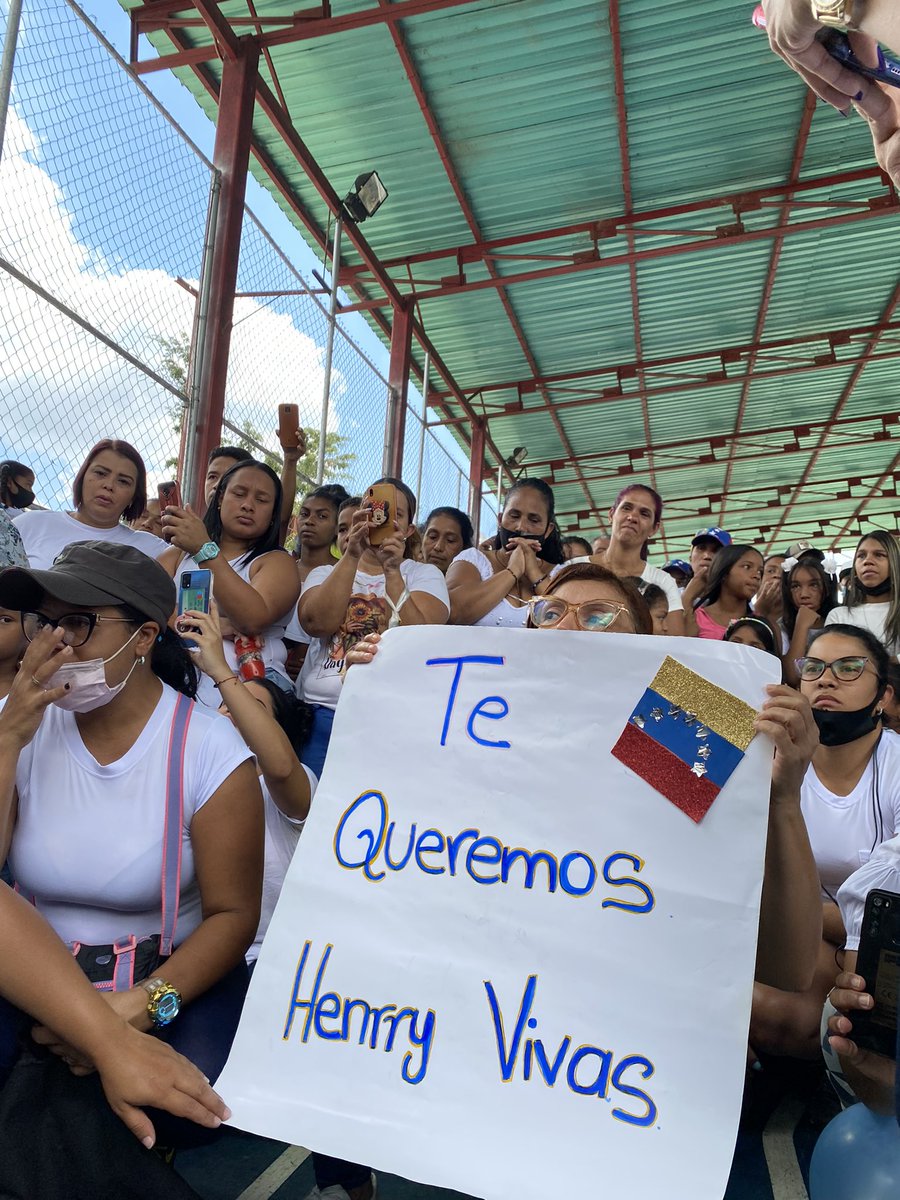 bguinand's tweet photo. La comunidad de Caucagüita rindió hoy un súper emotivo y merecido homenaje a Henry Vivas, quien - a pesar de su enfermedad renal por muchos años - ha dedicado su vida a la formación y generación de oportunidades a niños y jóvenes de su comunidad #FuerzaHenry #TeQueremosHenryVivas https://t.co/XETFyq22Sa