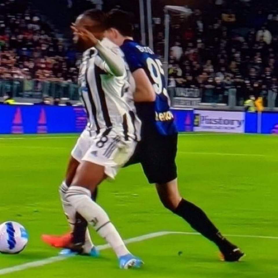 Chissà se la <a href="/redazioneiene/">Le Iene</a> riuscirà ad avere la conversazione tra Irrati e il var che hanno giudicato fuori area questo fallo in area di Bastoni su Zakaria. 

#JuveInter