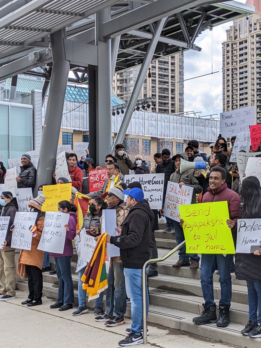 RedRosetteJ's tweet photo. Solidarity Protest in Mississauga, Canada. #GoHomeGota2022 #GoHomeRajapakshas #SriLankaCrisis #SriLankaEconomicCrisis https://t.co/OfJUgrGNuC