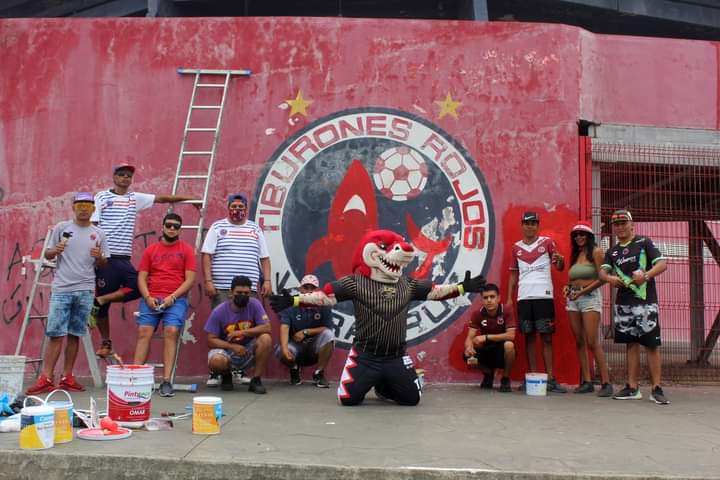 gerylove80's tweet photo. Integrantes de la #Barra47 #ImperioRojiAzul #Independientes, #GuardiaRoja #AzcosdeCoatepec y #CaballerosdeCórdoba #BarradelPirata hacen “talacha” para poner bonito al estadio #LuisElPirataFuente previo al 79 aniversario del @ClubTiburones https://t.co/2mgUxRMYUg