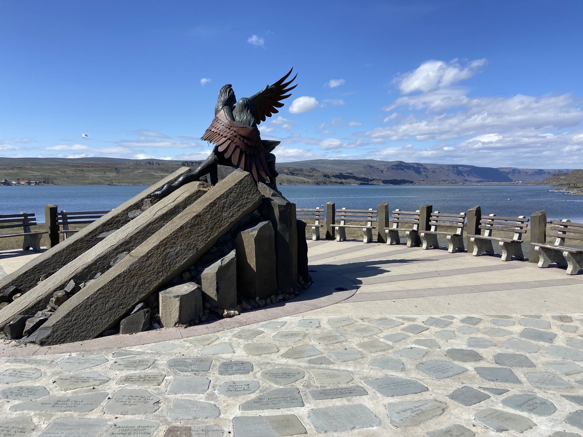 jeffrey_ventre's tweet photo. “World’s 1st Human Sundial” in #SoapLake WA, USA, pointing to the correct time https://t.co/RZ3jc1IRrb