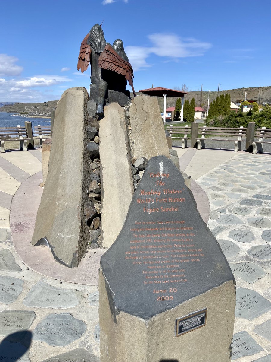 jeffrey_ventre's tweet photo. “World’s 1st Human Sundial” in #SoapLake WA, USA, pointing to the correct time https://t.co/RZ3jc1IRrb
