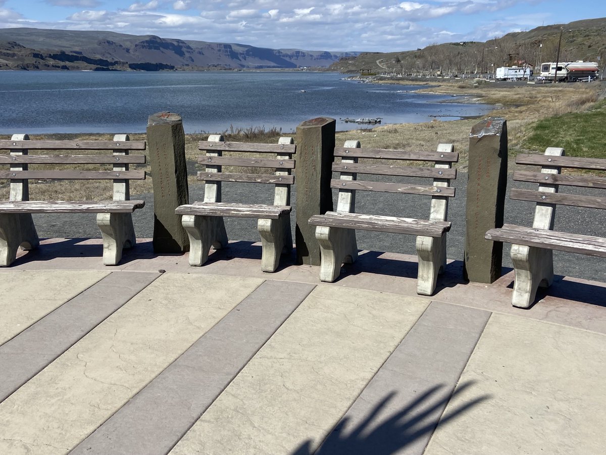 jeffrey_ventre's tweet photo. “World’s 1st Human Sundial” in #SoapLake WA, USA, pointing to the correct time https://t.co/RZ3jc1IRrb