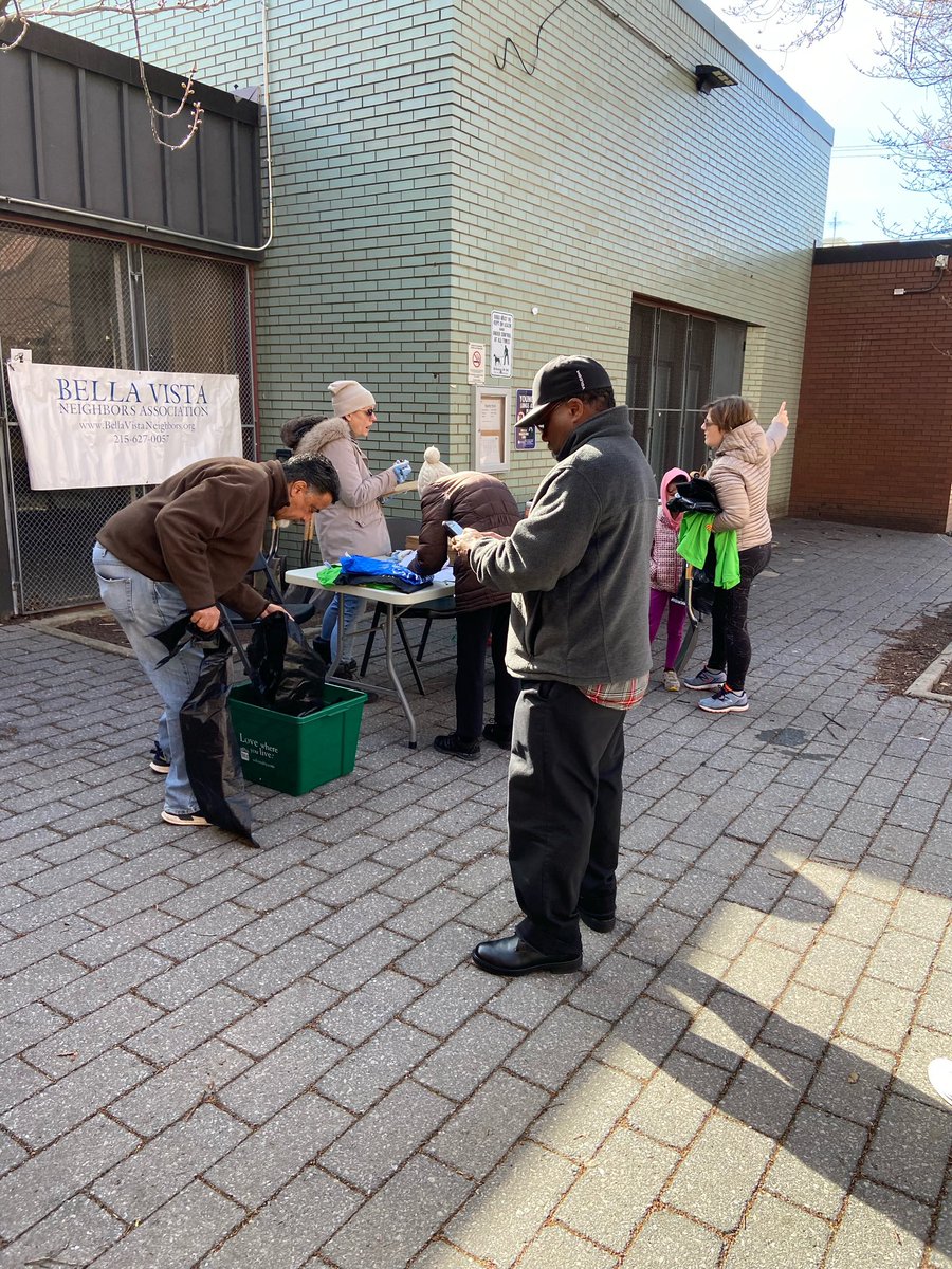 BVNeighbors's tweet photo. #PhillySpringCleanup @PhilaStreets #LitterFreeBV #LitterFreePhilly #CleanPHL @Recyclebank
Special thanks to @Biedermansdeli for the generous bagel trays and spread, and @SoloRealEstate for the recycling bins, as well as our many volunteers! Photo credit @jdlovitz https://t.co/LrrFH8qvZt