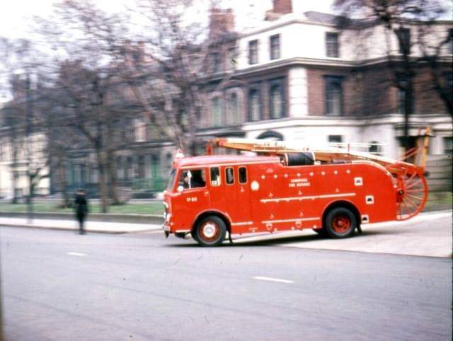 RT @angiesliverpool: c1970 a fire engine turning into Belvidere Road from Peel Street Fire Station, Liverpool https://t.co/jRl3Tx5YQs