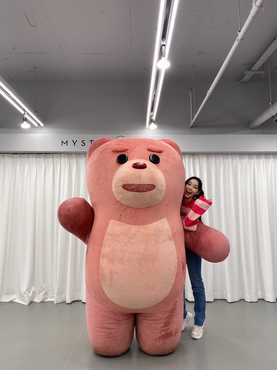 roah_512's tweet photo. ✔𝗧𝘄𝗶𝘁𝘁𝗲𝗿 𝘂𝗽𝗱𝗮𝘁𝗲 | Billlie日本語訳 |

[#スヒョン] ビリブ~~!!! 今日1日も, 今週も本当にお疲れ様でした💗✨いつもビリブのお陰で私達が笑えている気がします😊いつもありがたく 愛してます❤️ 
そうだっ, 私達約束一つだけしましょ.😊 今日夢で会うことにする😘🌙 写真はビリークマ
↓ https://t.co/2V1g6IZ3Y8